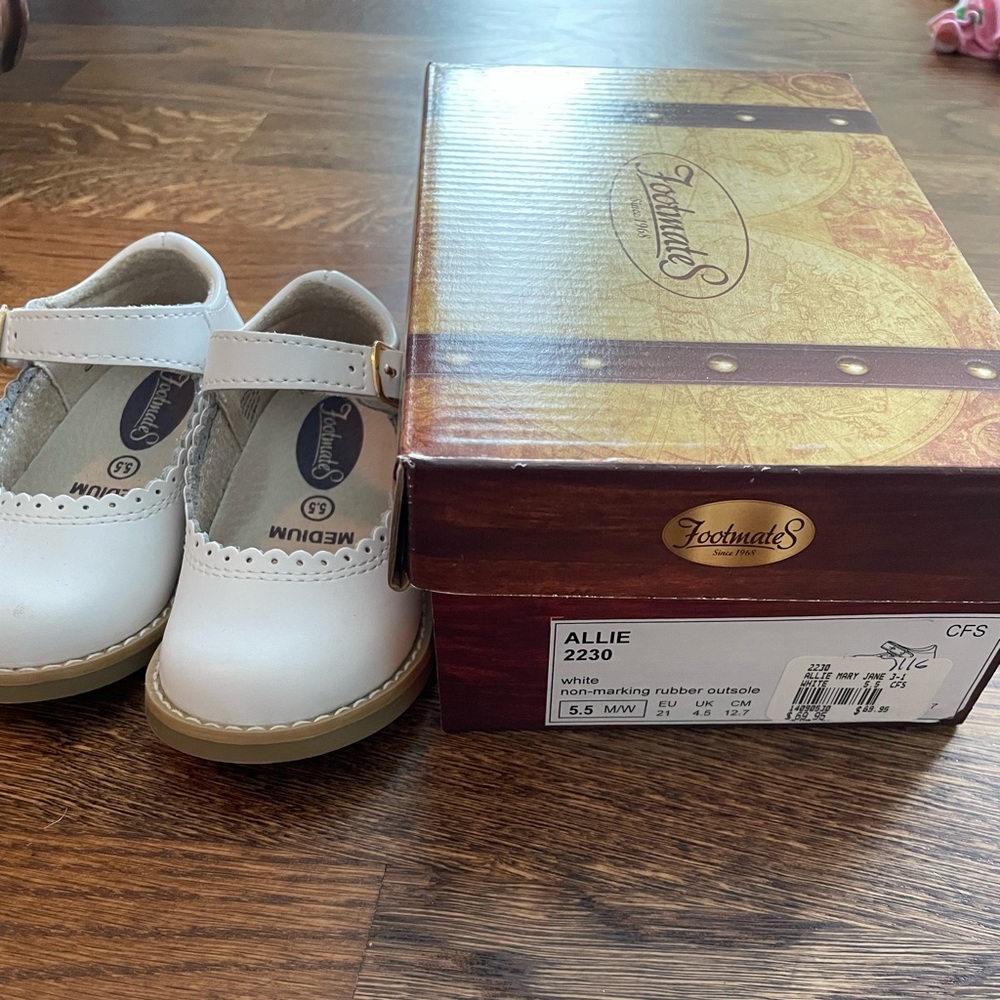 Footmates Mary Janes Size 5.5
